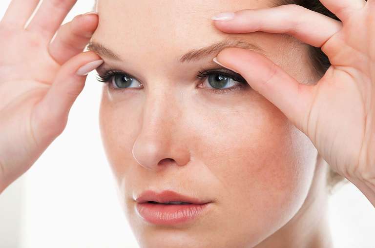 How To Tighten Skin Under Your Eyes? Natural Remedies And Treatment!